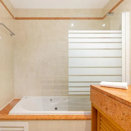 아파트 Whome Family Holidays W/ S-pool, Ac, Elevator & Garage *