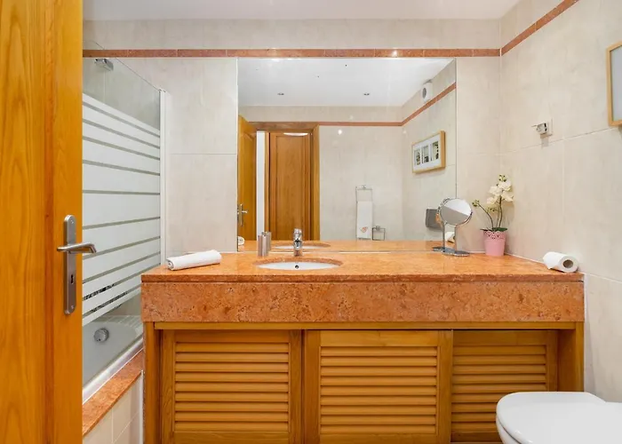 Whome Family Holidays W/ S-pool, Ac, Elevator & Garage Апартаменты